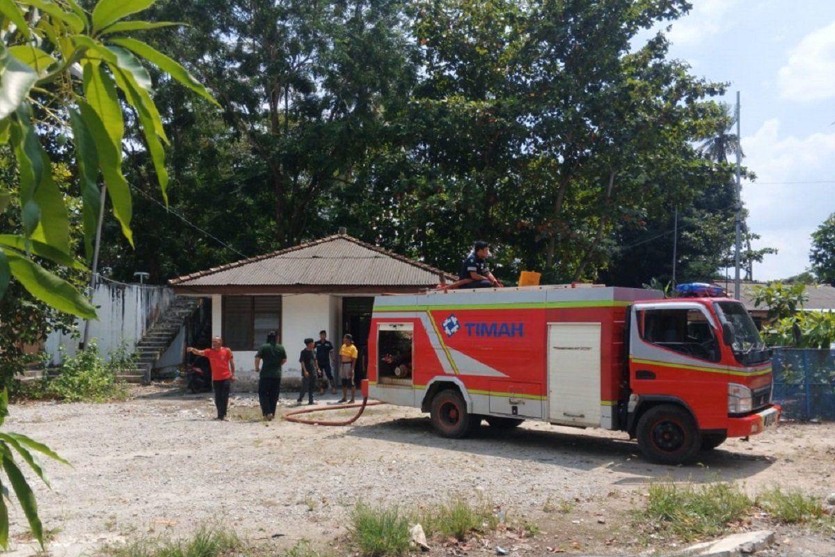 Tim Damkar PT Timah padamkan kebakaran di Pelabuhan Belinyu