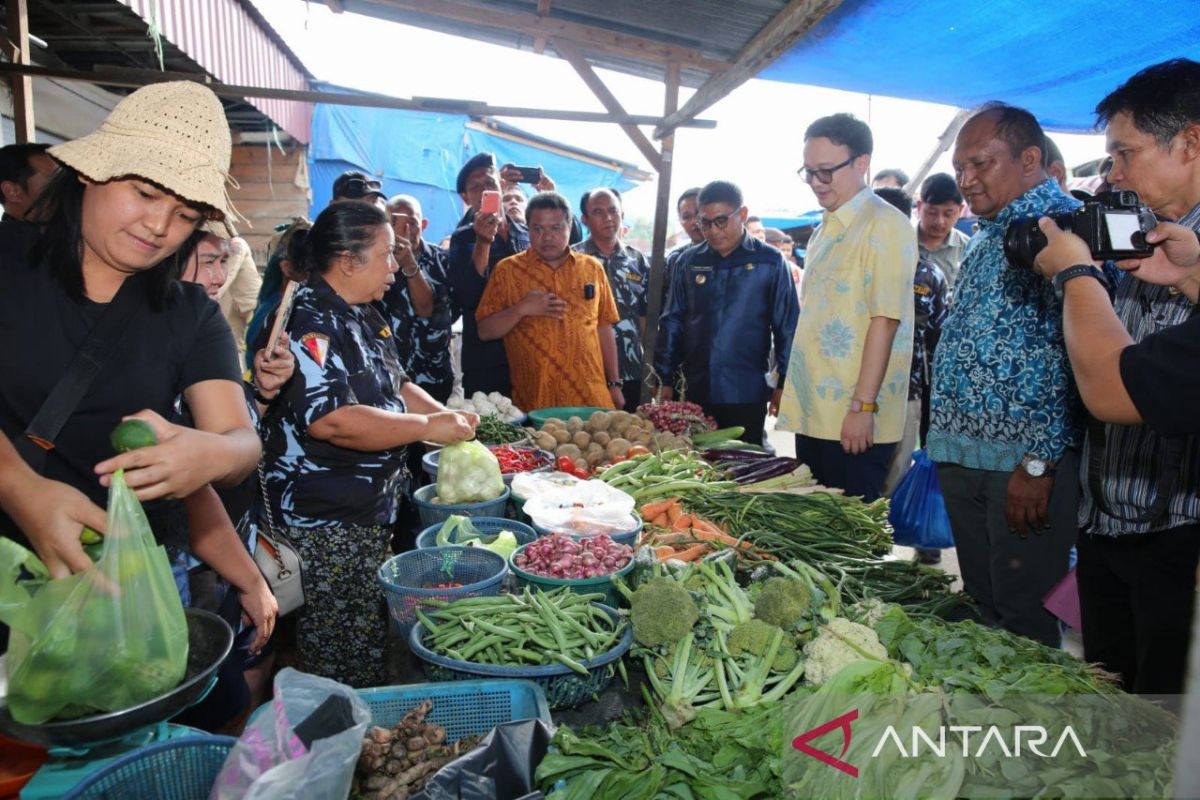 Wamendag Jerry Sambuaga sebut akan bangun baru Pasar Tradisional Tarutung