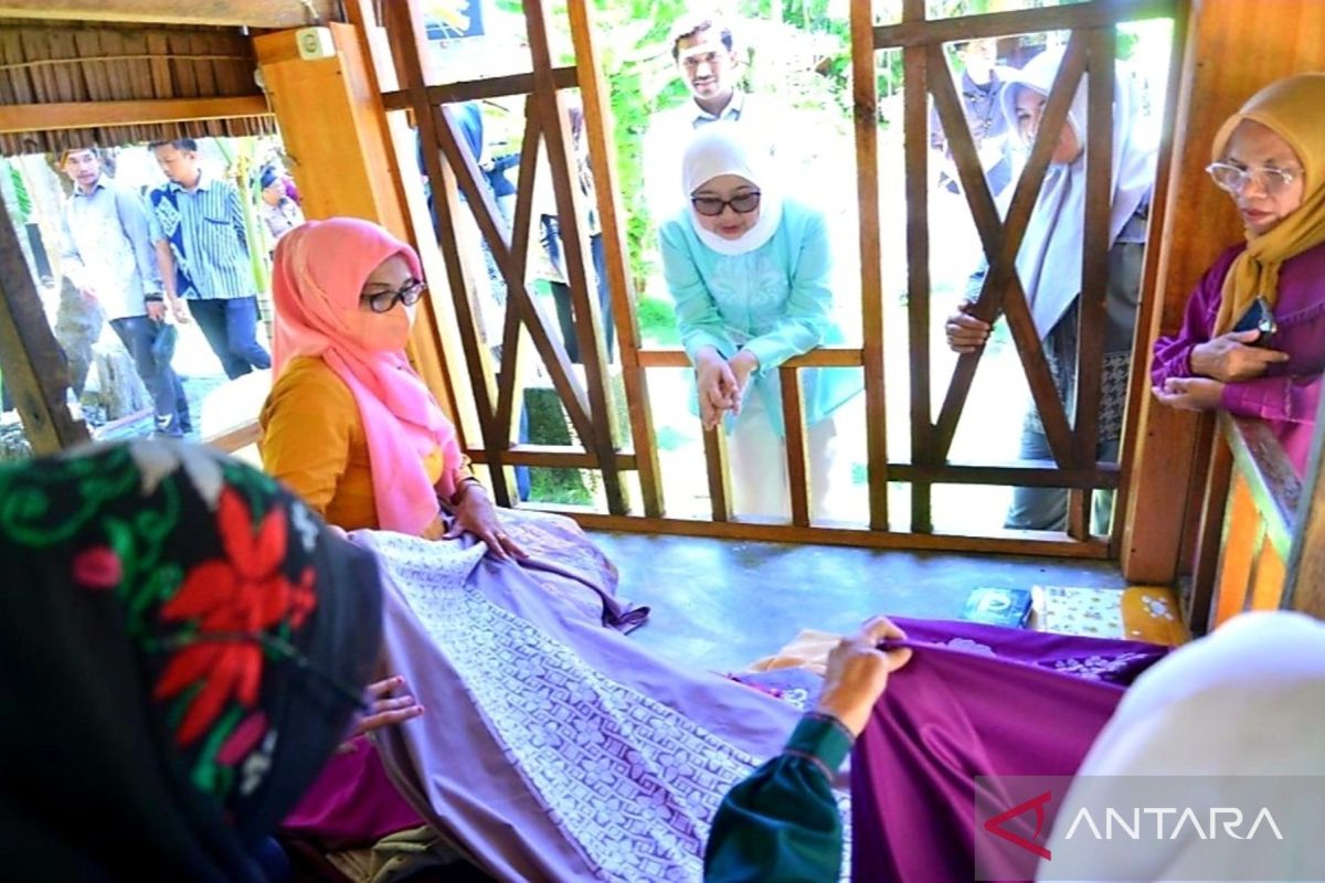 Dekranasda Gorontalo latih pemasaran perajin karawo