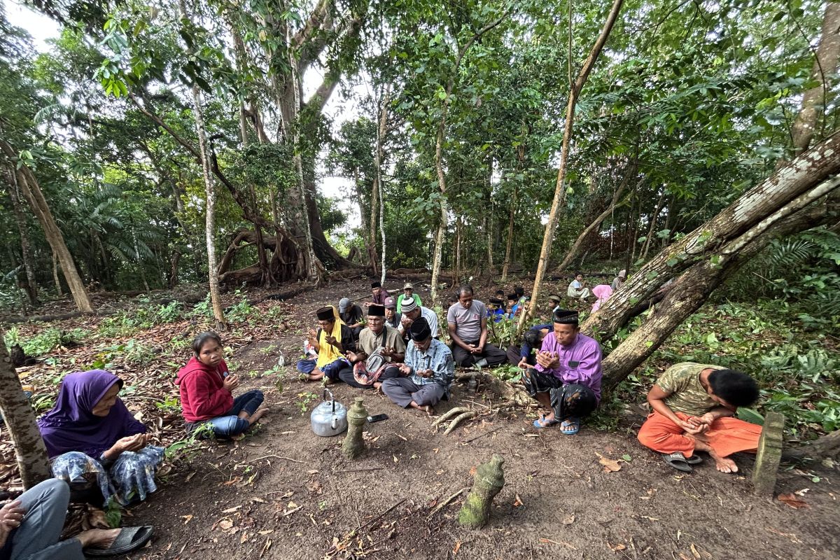 Tradisi ziarah makam leluhur warga Rempang