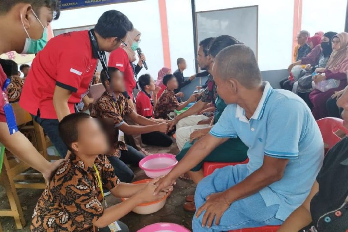 Anak binaan LPKA Kelas I Medan basuh kaki ayah dan ibu bangun harmoni