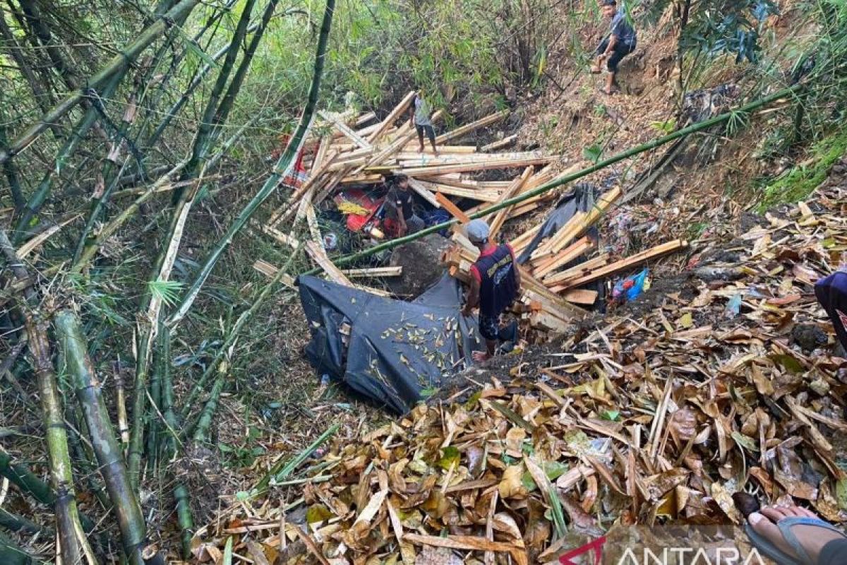 Truk terjun ke jurang di Sukabumi akibat diduga sopir tidak kuasai medan jalan