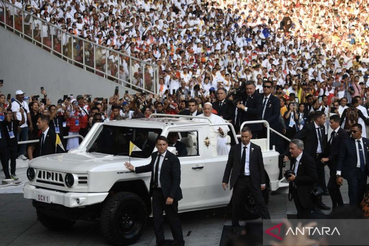 Paus Fransiskus pimpin Misa Akbar umat Katolik di Stadion Utama GBK Senayan