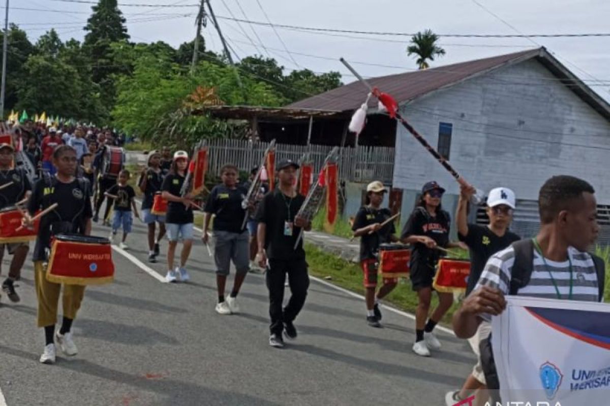 Mahasiswa Unsar Sorsel jalan sehat untuk perkenalkan kampus