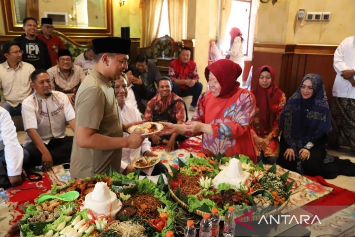 Pasangan Risma-Gus Hans resmikan rumah aspirasi di Surabaya