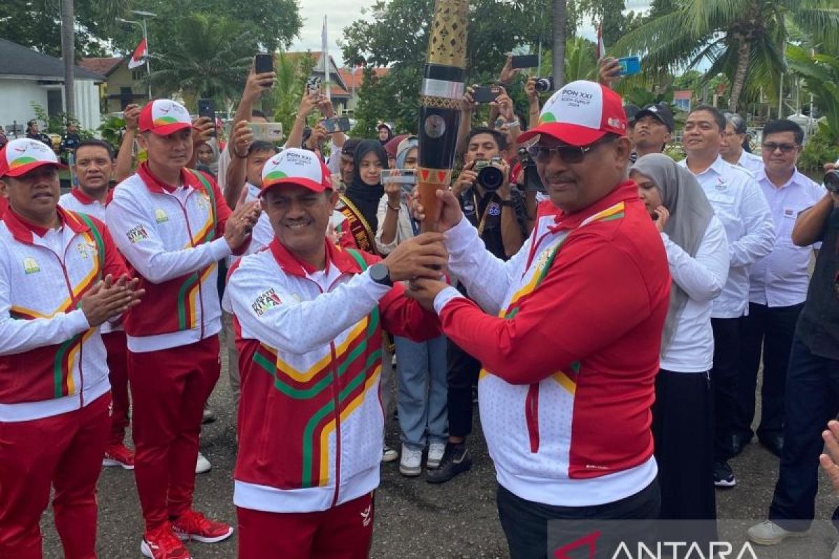 Kirab obor api PON XXI di bawa ke Stadion Harapan Bangsa