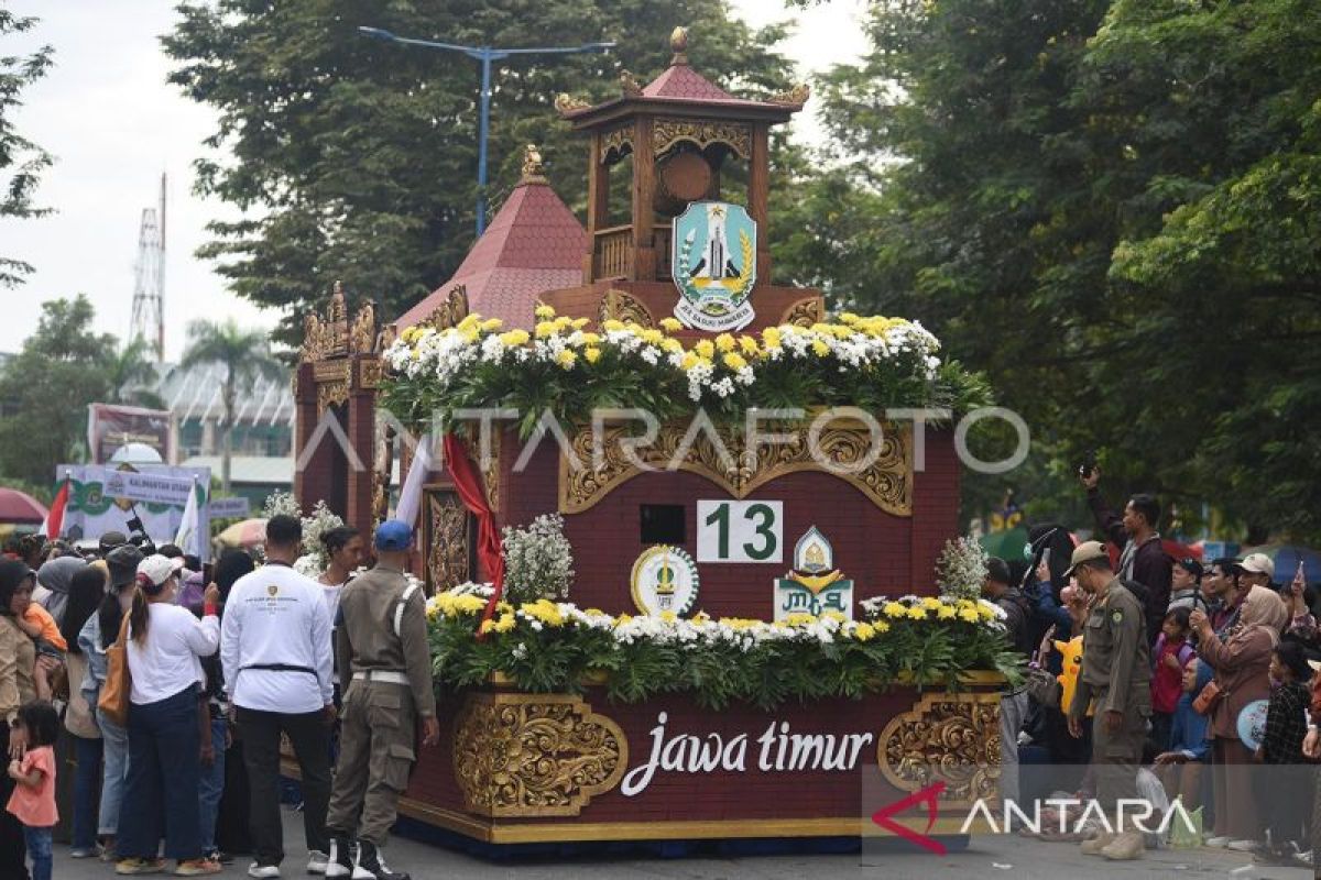 Pj Gubernur Kaltim  buka Pawai Ta'aruf rangkaian awal MTQ Nasional XXX