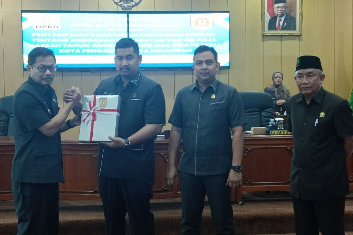 Foto - DPRD terima buku RAPBD 2025 dari Wakil Wali Kota Banjarbaru