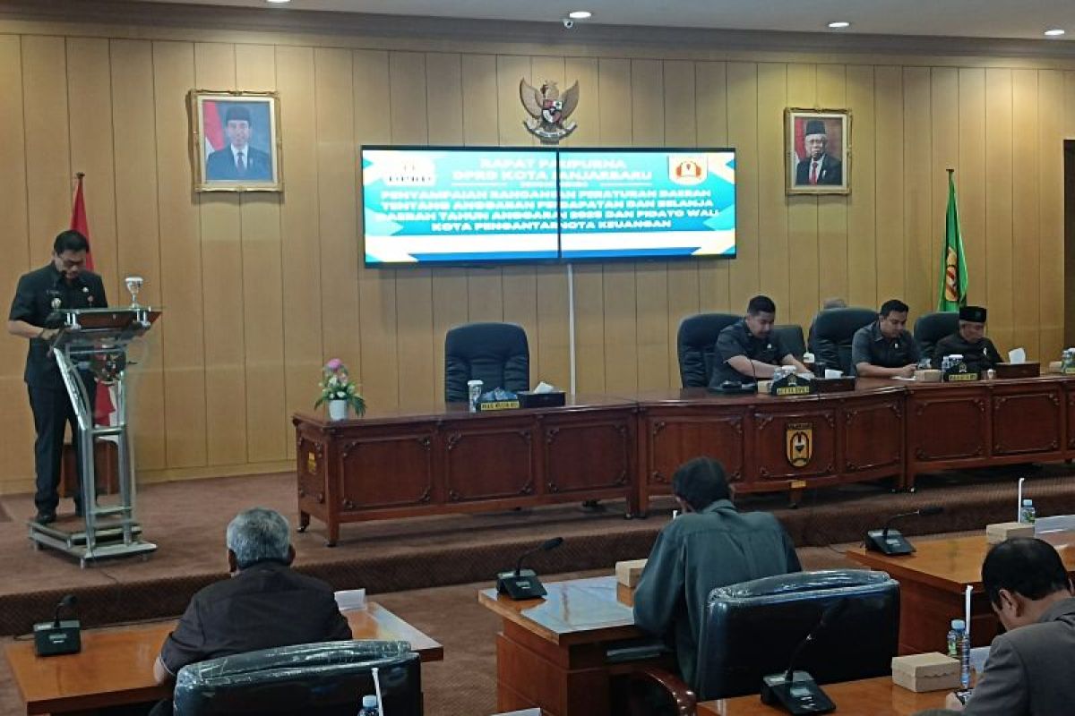 Wakil Wali Kota Wartono sampaikan rancangan APBD Banjarbaru 2025