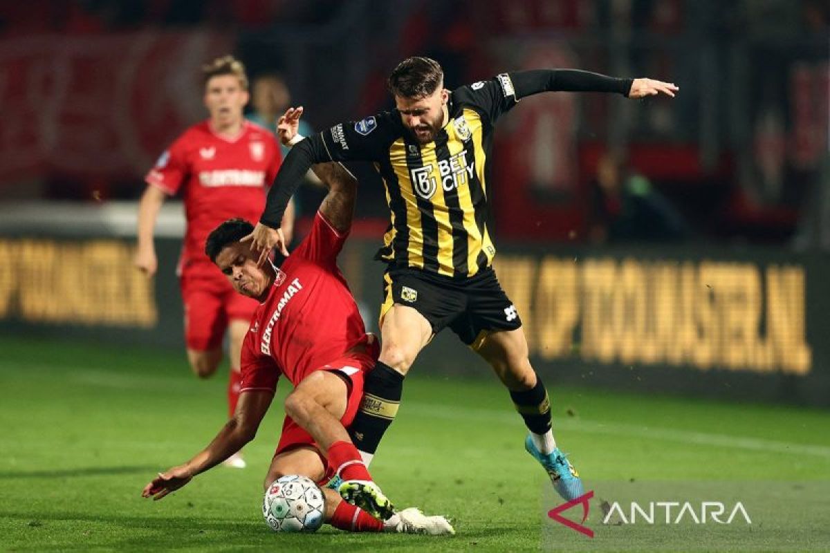 Imbangi MU, pelatih FC Twente puji Mees Hilgers dan rekan