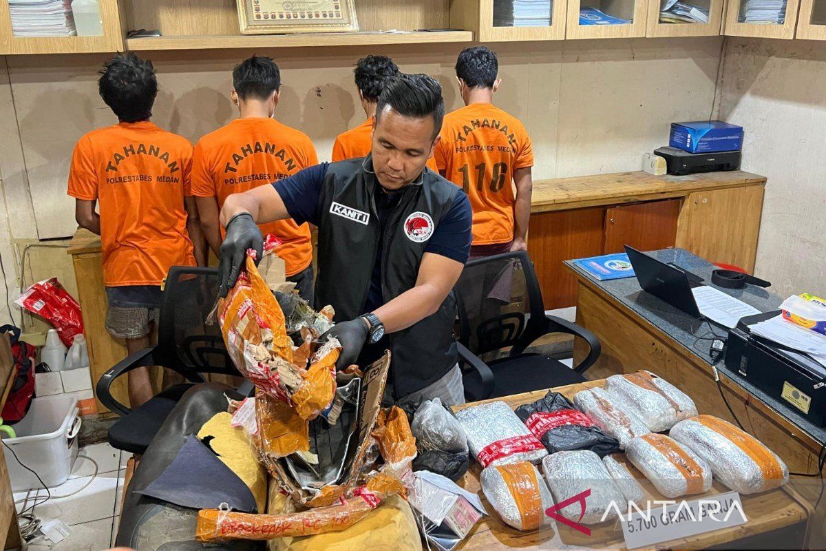 Polrestabes Medan gagalkan pengiriman 5,7 kg ganja pakai jasa ekspedisi