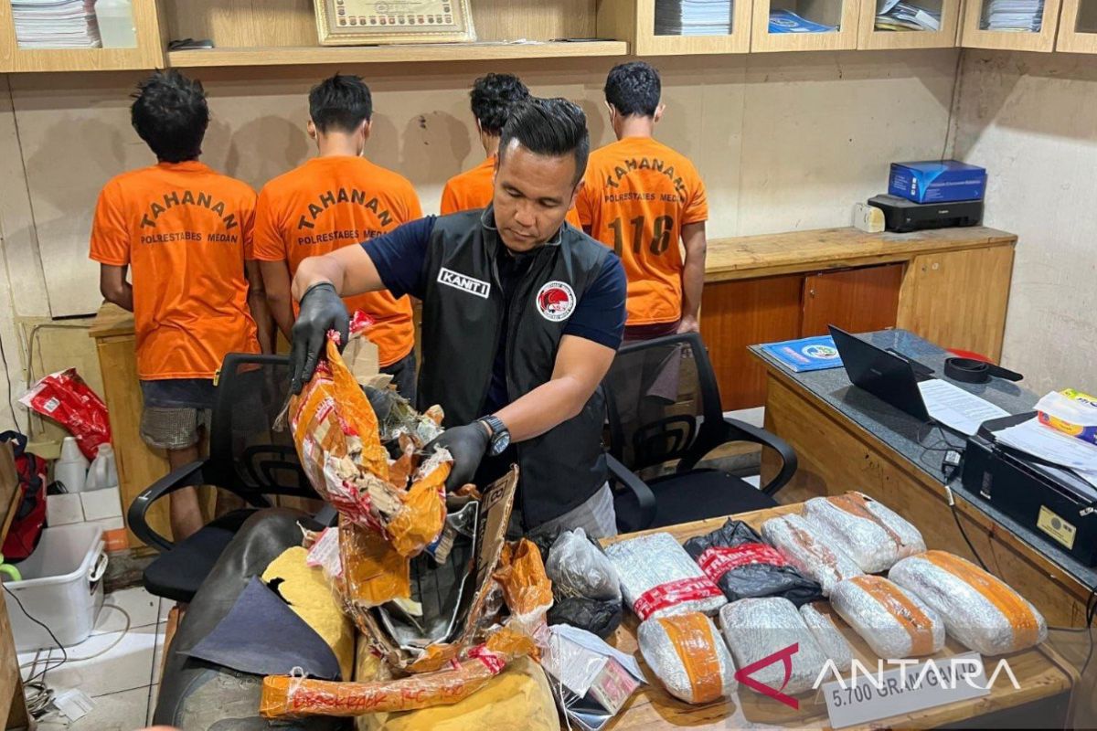 Polrestabes Medan gagalkan pengiriman ganja kering 5,7 kilogram