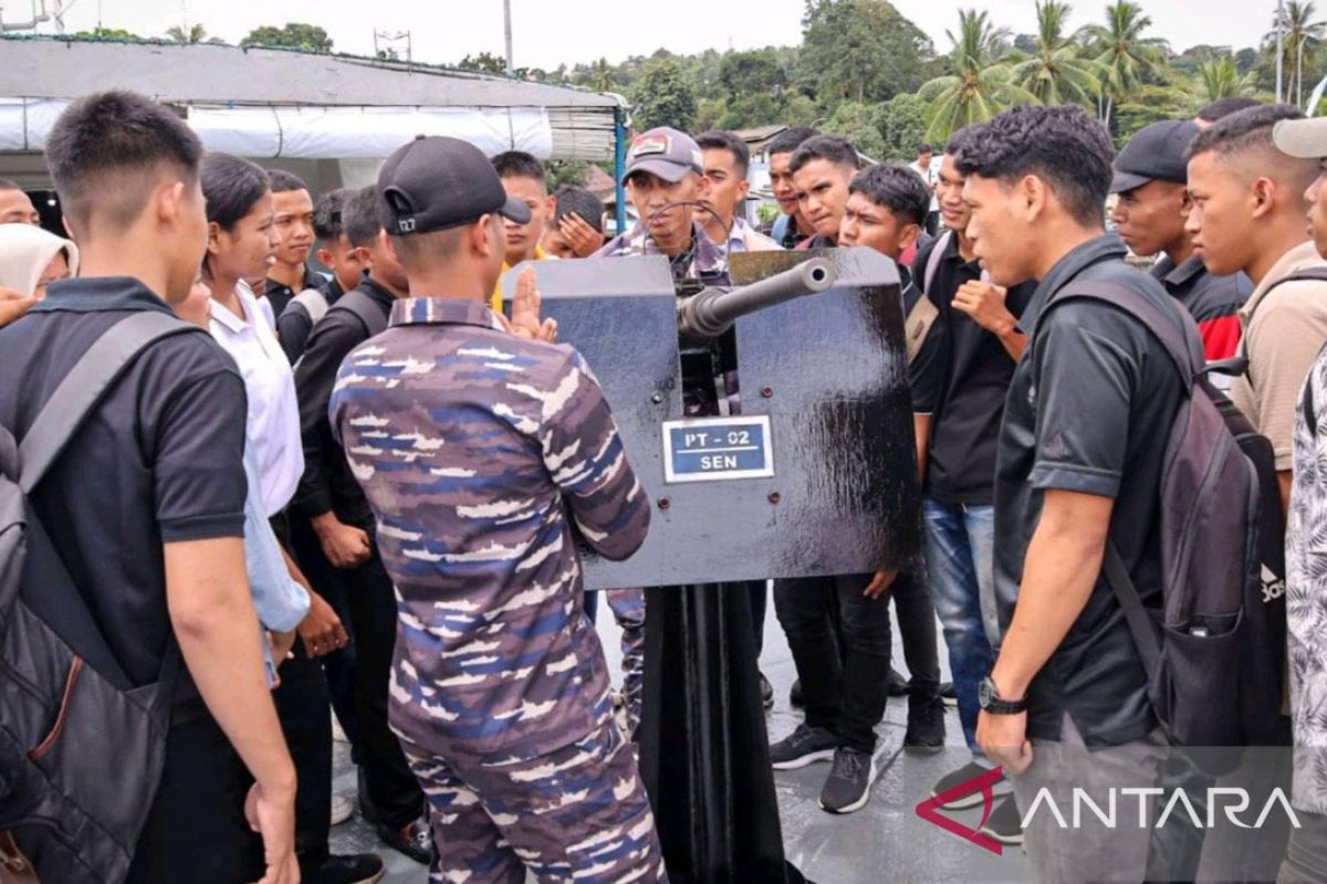 Pameran senjata di pangkalan Ambon untuk merayakan ulang tahun ke-79 Angkatan Laut