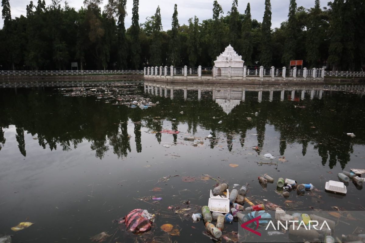 Sedang PON XXI, Taman Putroe Phang masih digenangi sampah