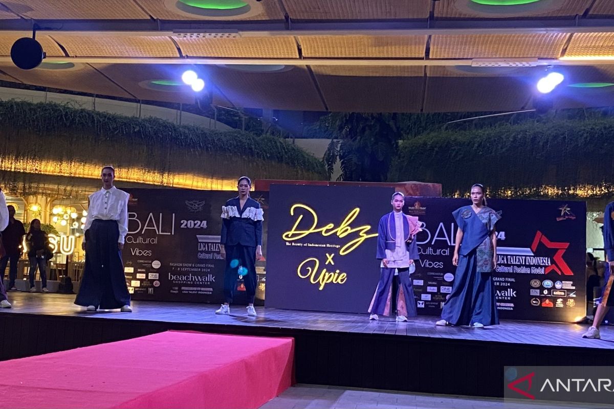 Perancang busana dalam negeri kenalkan tenun bomba di ajang Fashion Show Bali