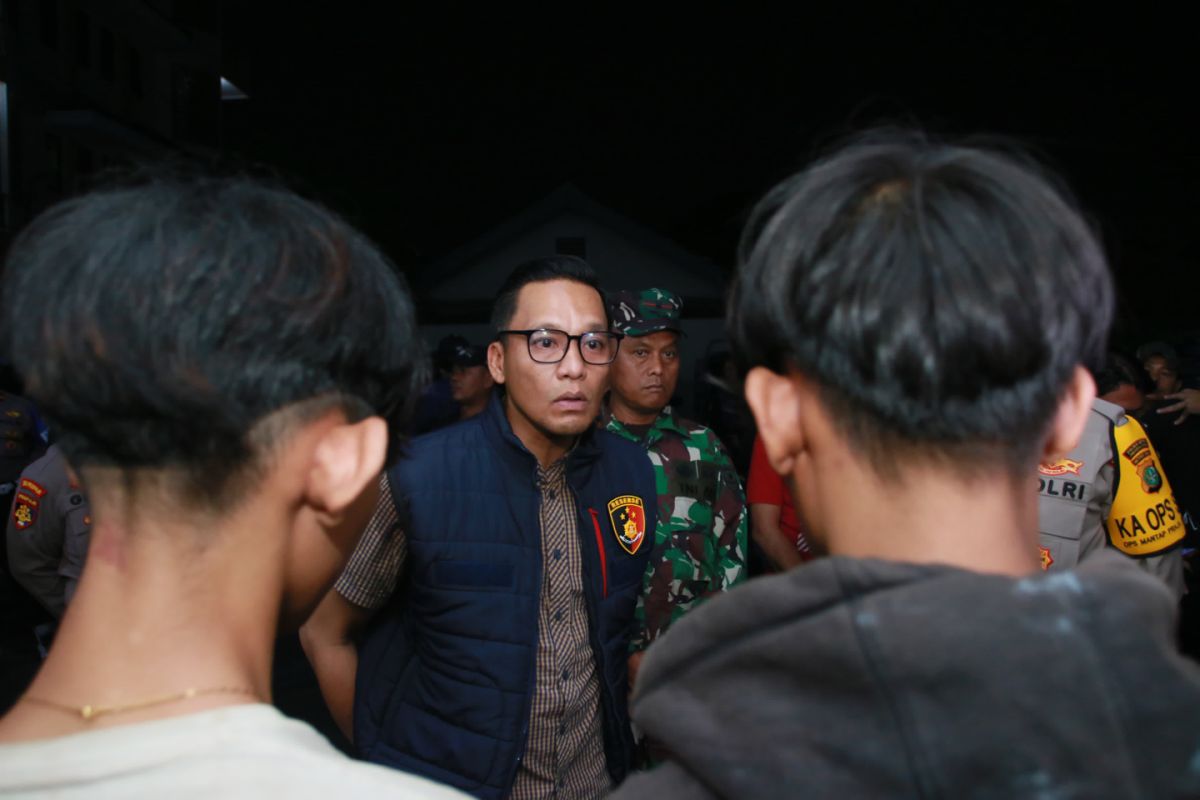 Polisi amankan remaja nongkrong bersenjata tajam di Jakarta Utara