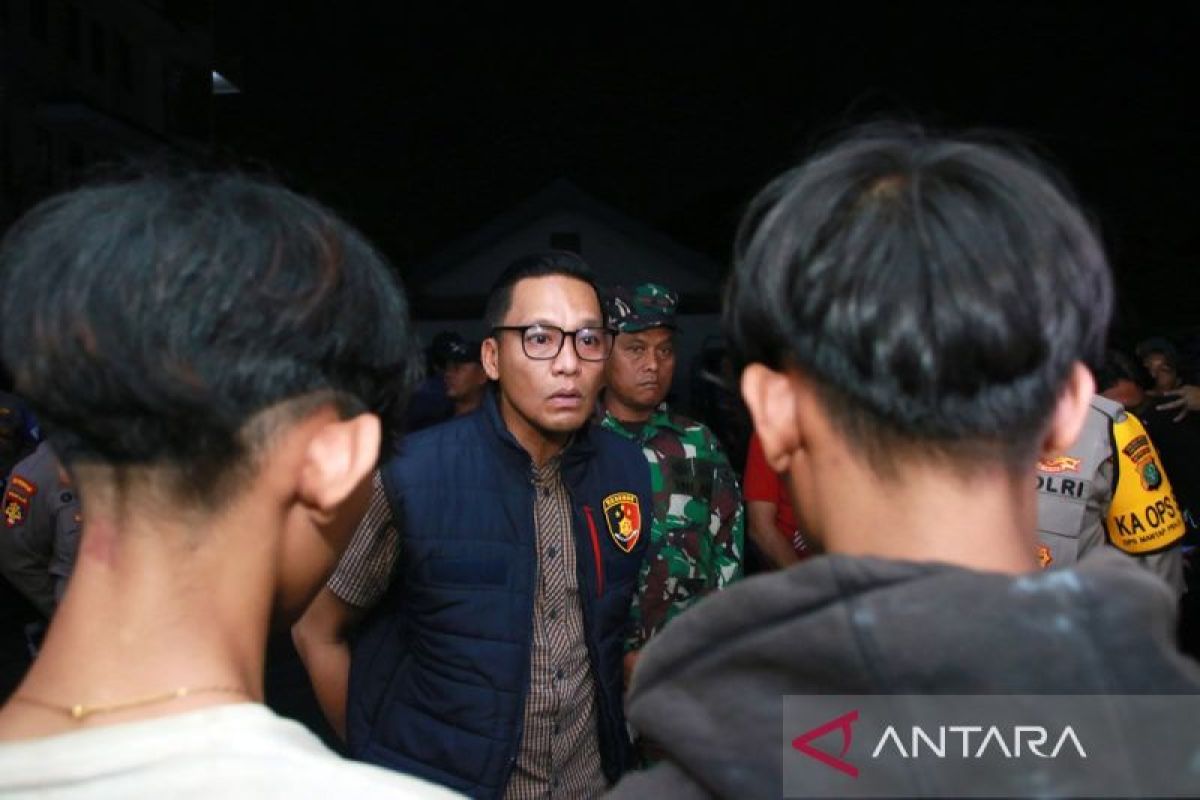 Polisi amankan remaja nongkrong bersenjata tajam di Jakut