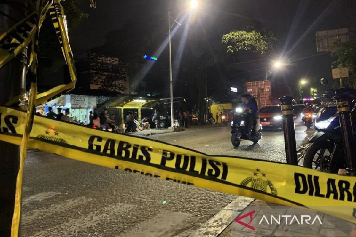 Sebuah mobil tabrak restoran di Jaksel dini hari tadi