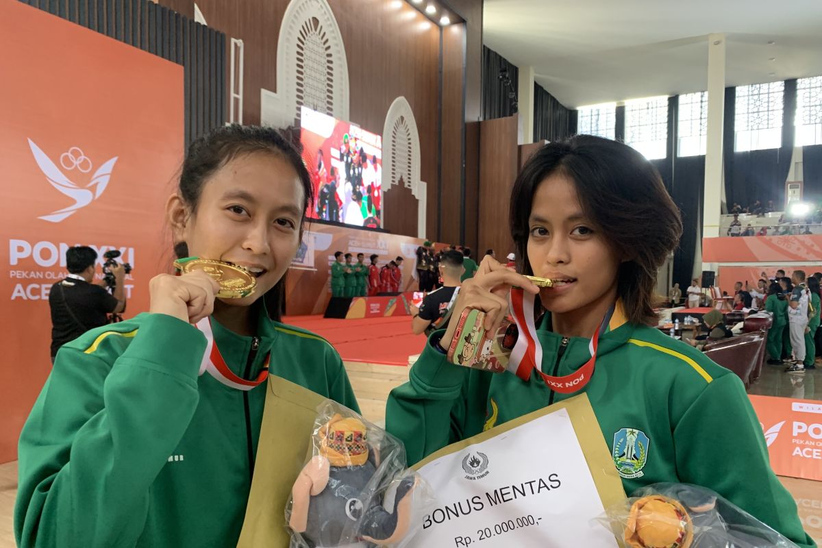 Perdana ikut PON, kakak adik ini raih medali emas kelas seni muaythai