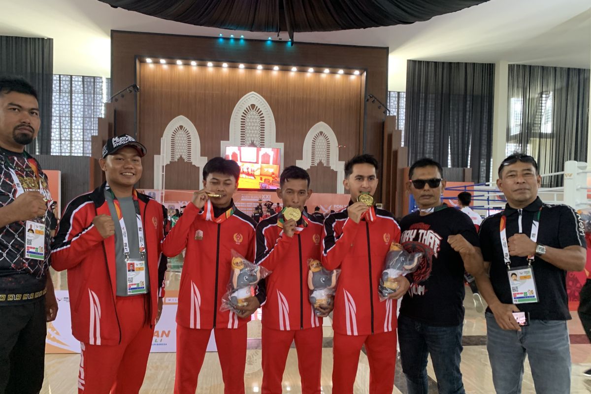 Tiga sekawan persembahkan medali emas muaythai untuk tuan rumah