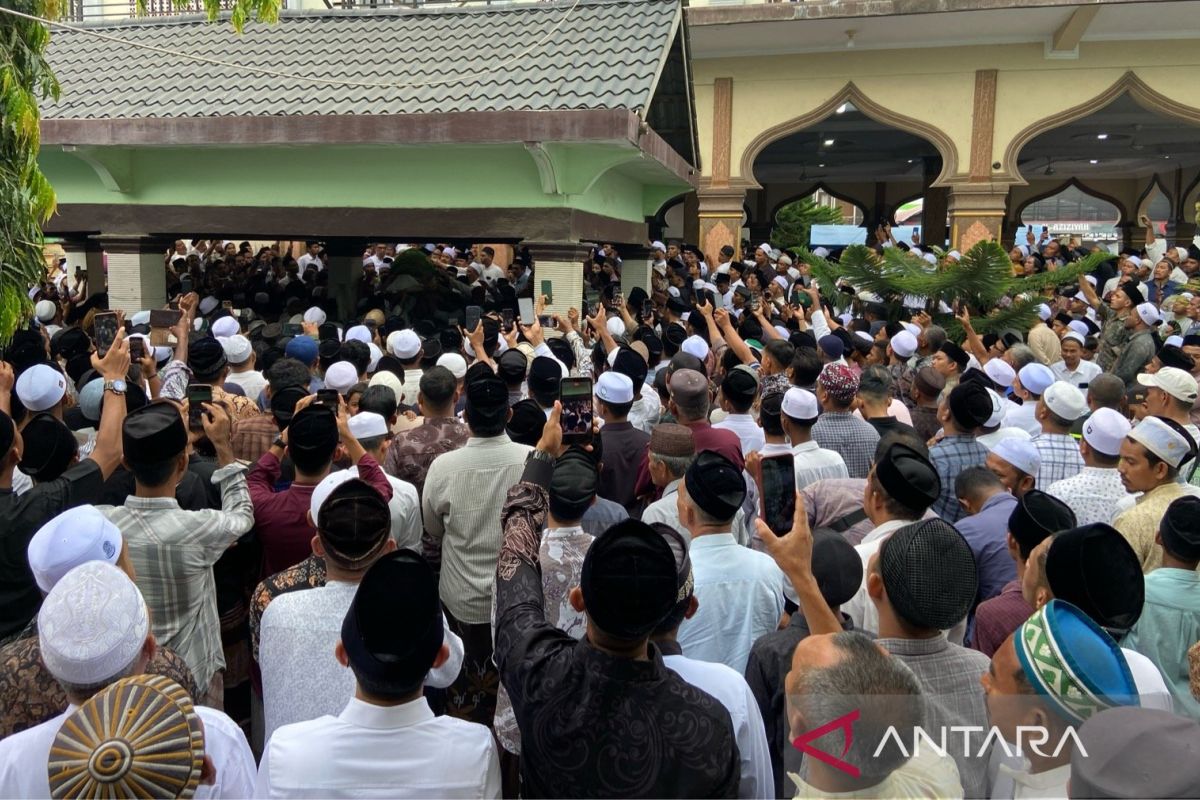 Bacawagub Aceh Tu Sop dimakamkan dekat putranya, diantar ribuan warga