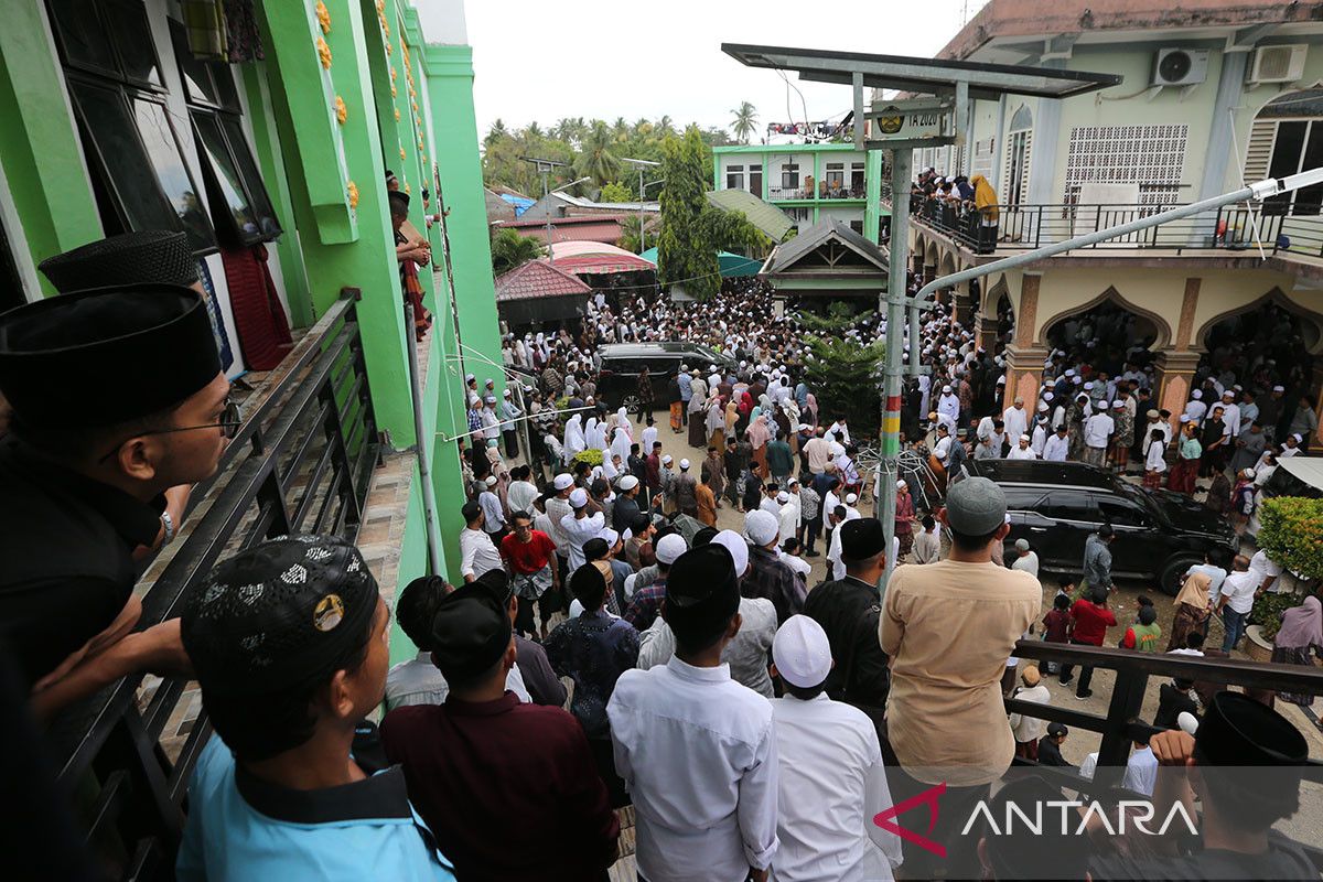 FOTO -  Pemakaman jenazah ulama kharismatik Aceh