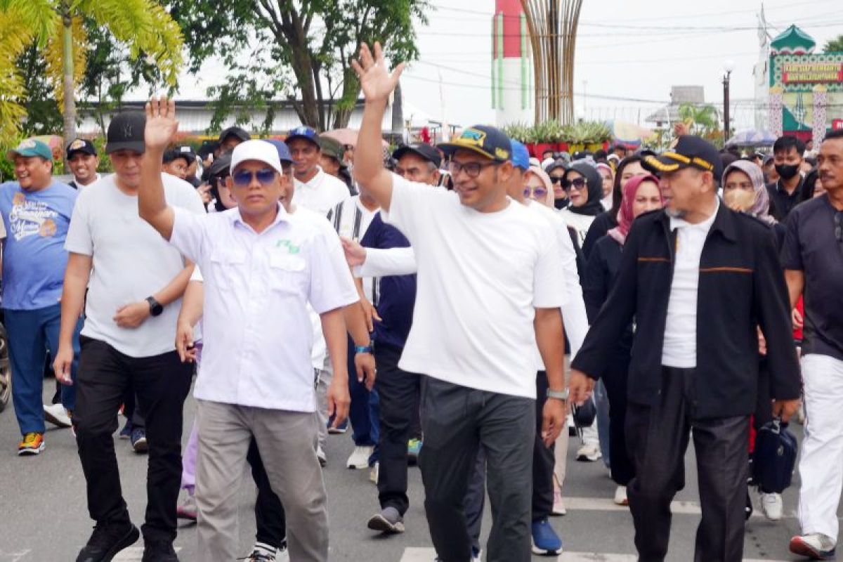 Membludak, ribuan warga Kotabaru ikut jalan sehat H Rusli-Syairi