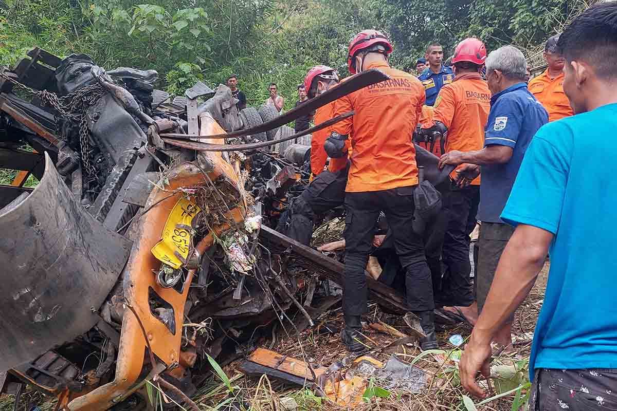 Basarnas evakuasi sopir truk masuk jurang di Aceh Besar