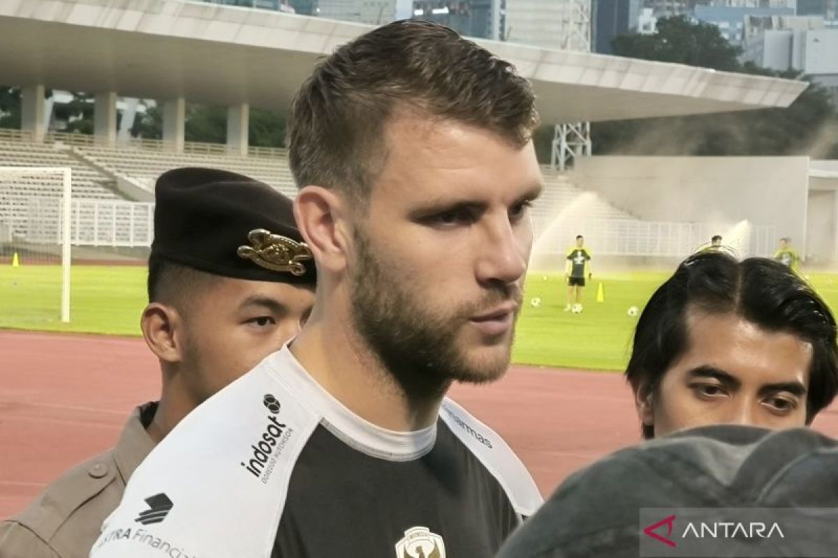 Kiper Timnas Indonesia Maarten Paes, perlancar berbahasa Indonesia dengan buku dan interaksi