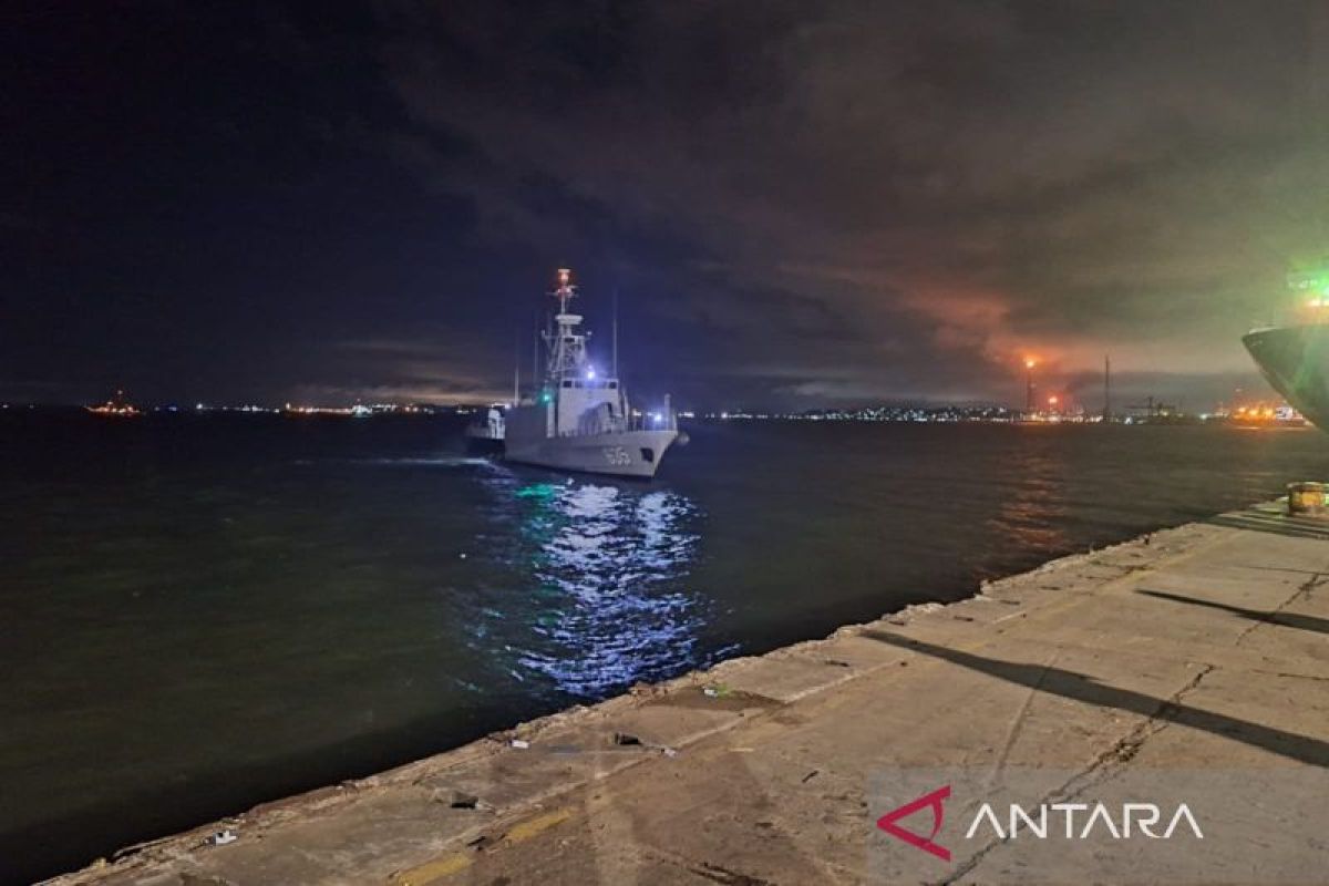 KRI Layang 635 evakuasi korban kapal terbakar ke Balikpapan