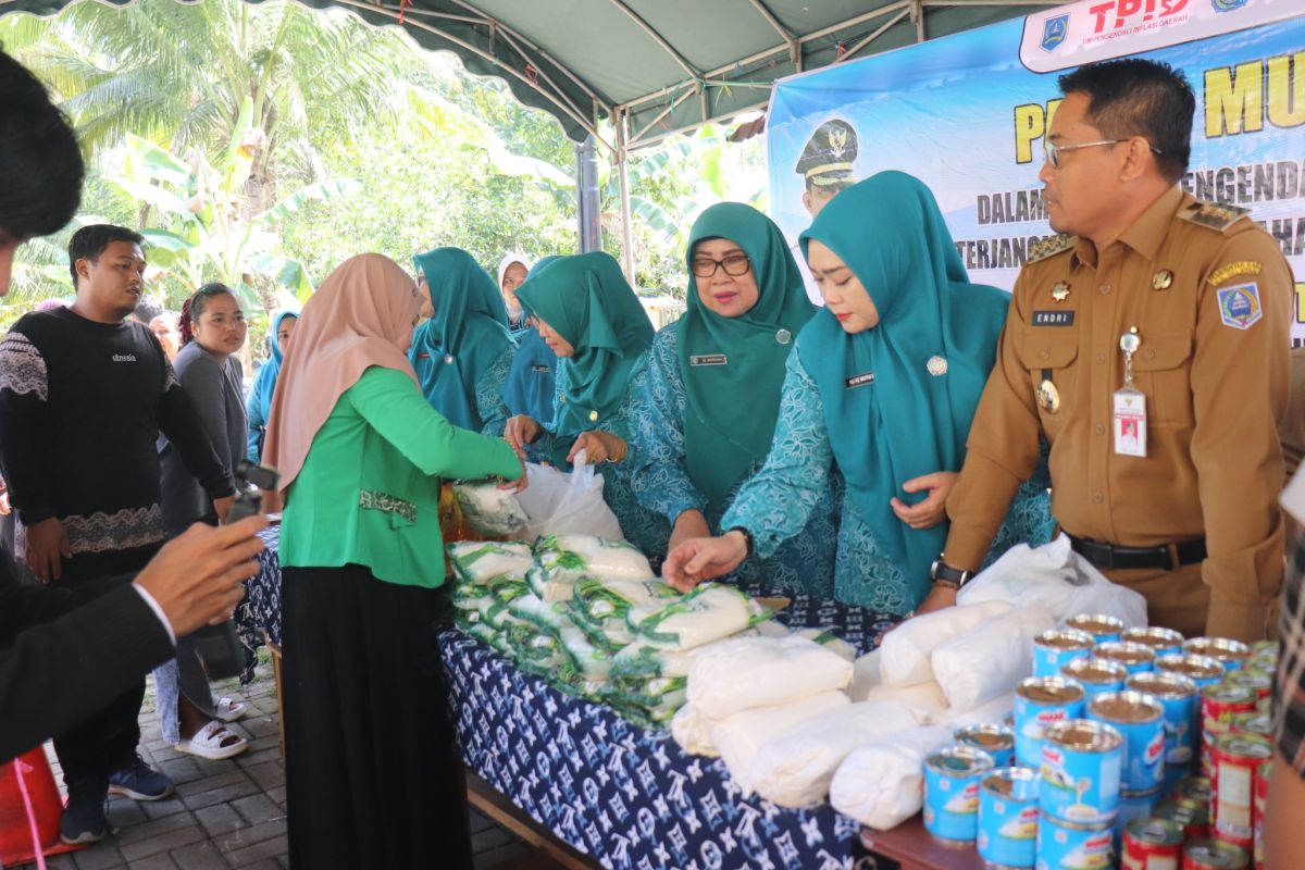 Pj Bupati HSS borong sebagian bahan pokok dibagikan gratis ke warga