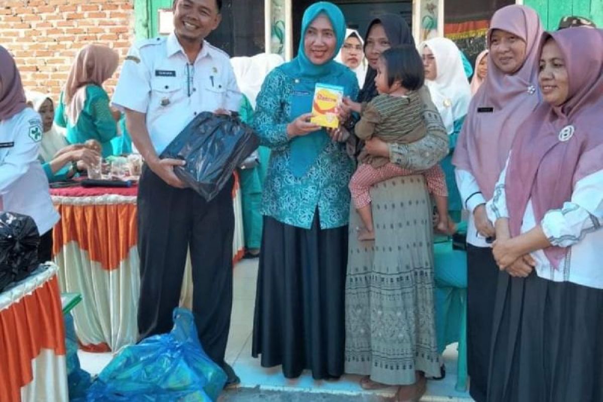 Ketua TP PKK Kabupaten Pesisir Selatan salurkan bantuan Baznas untuk balita stunting