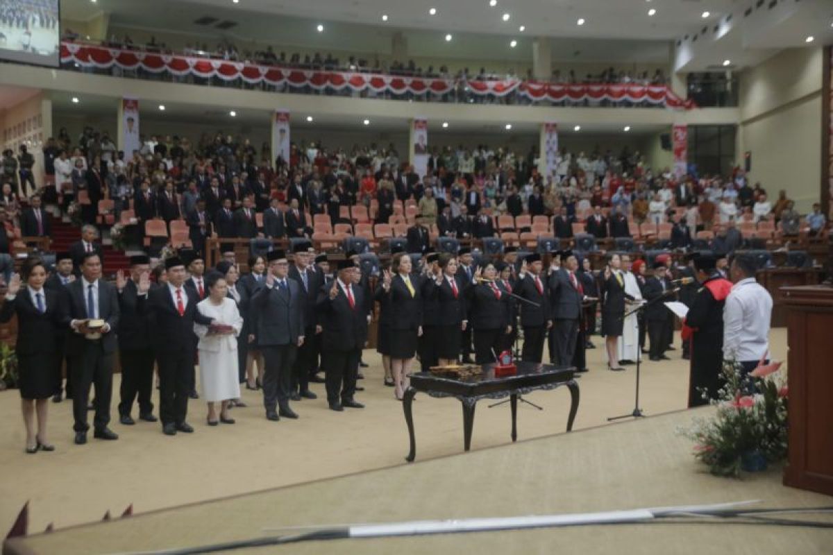 43 anggota DPRD Sulut dilantik, dua orang mengundurkan diri