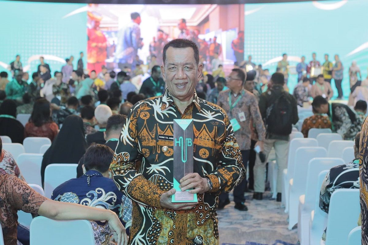 Bupati Rusma Yul Anwar terima penghargaan dari Menteri Perhubungan