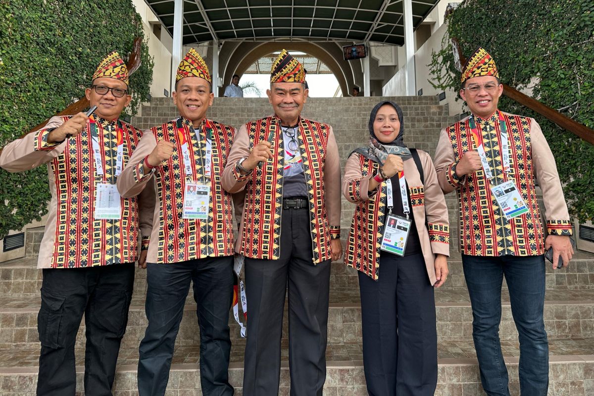 Kontingen Lampung kenakan motif tapis saat defile pembukaan PON