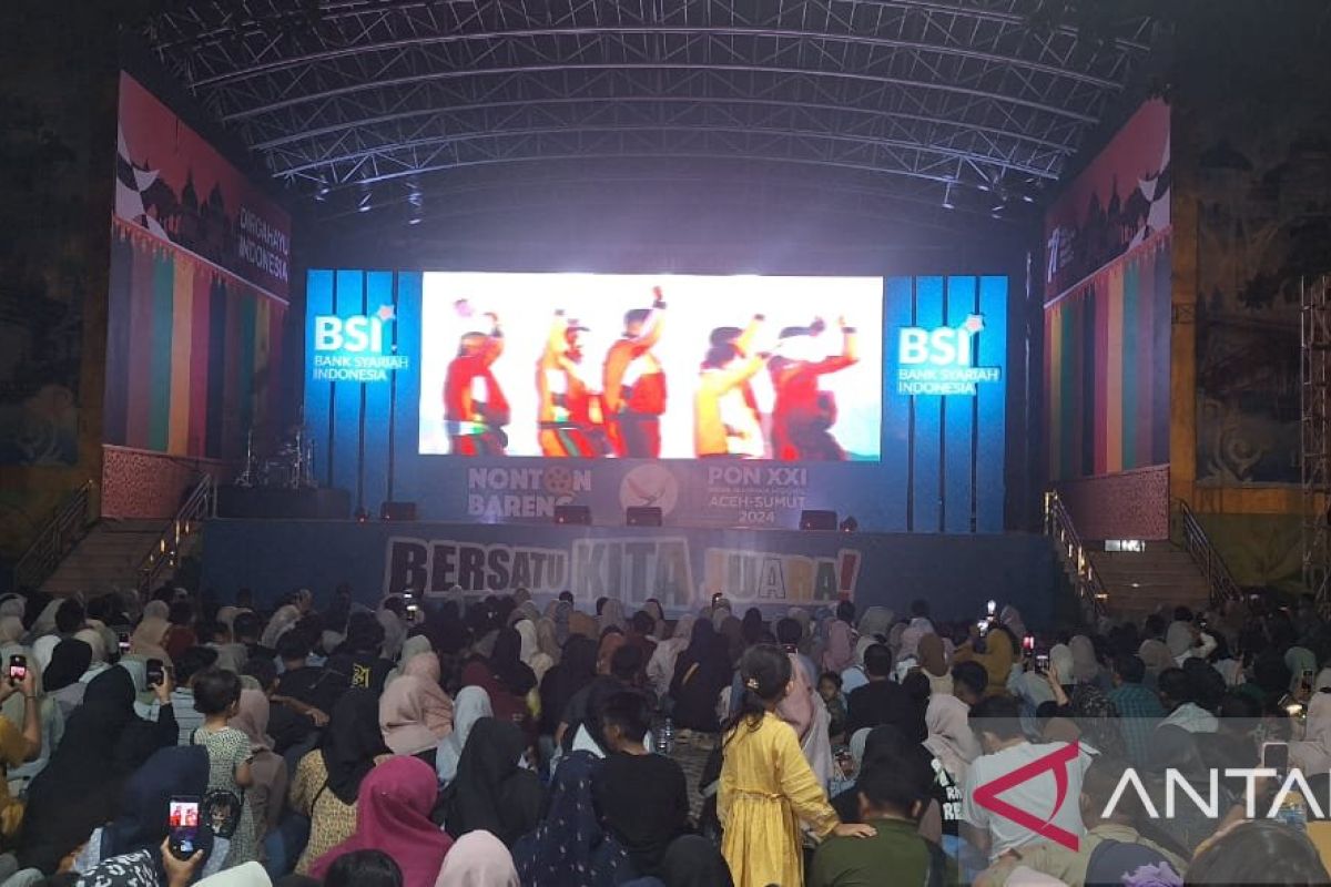 Masyarakat antusias tonton pembukaan PON XXI di Taman Bustanussalatin