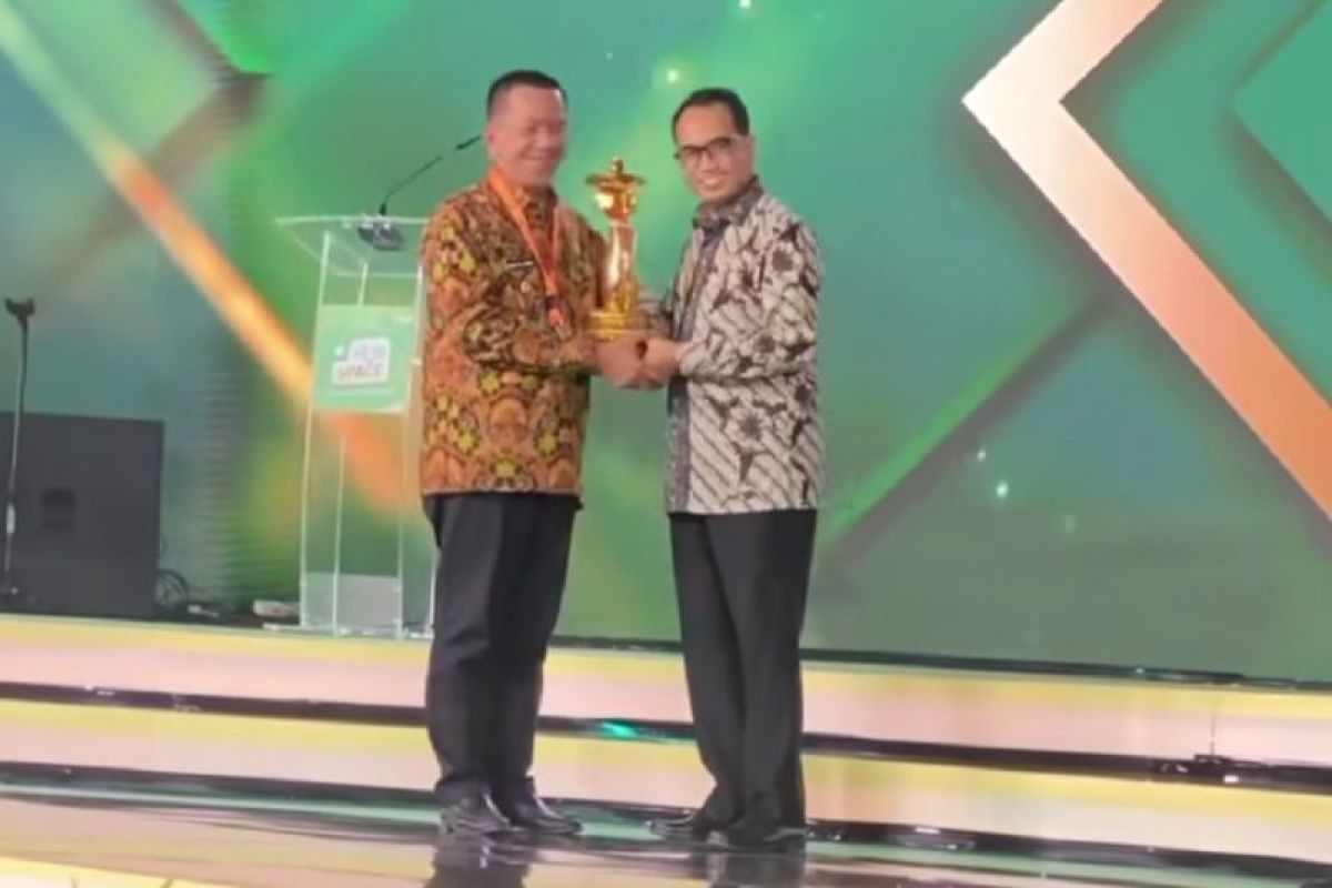 Bupati Rusma Yul Anwar Terima Penghargaan Wahana Tata Nugraha