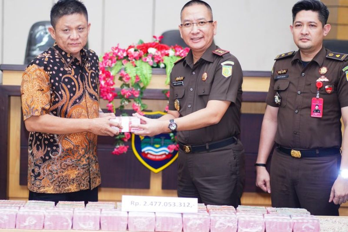 Kejari serahkan uang sitaan kasus  korupsi Bawaslu ke Pemkab OKU Timur