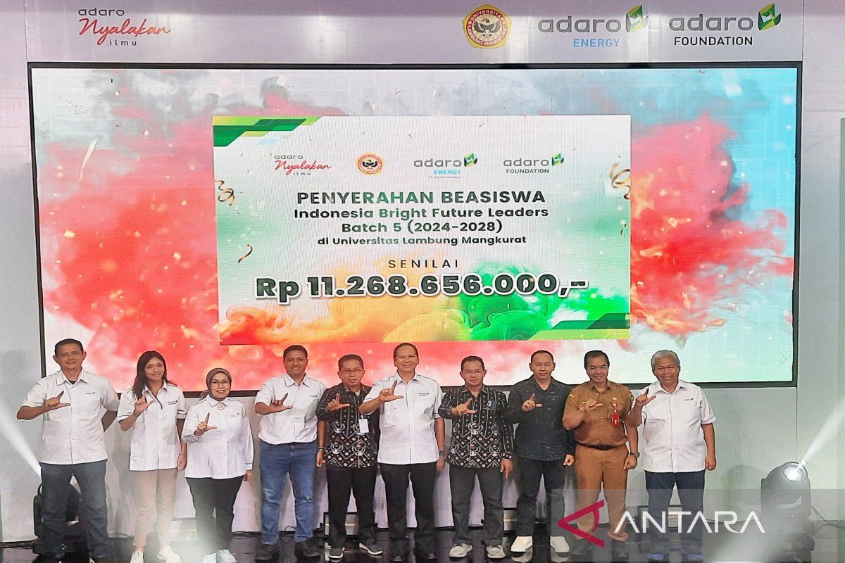 Adaro disburses IDR11.26 billion scholarship for 100 ULM students in 2024
