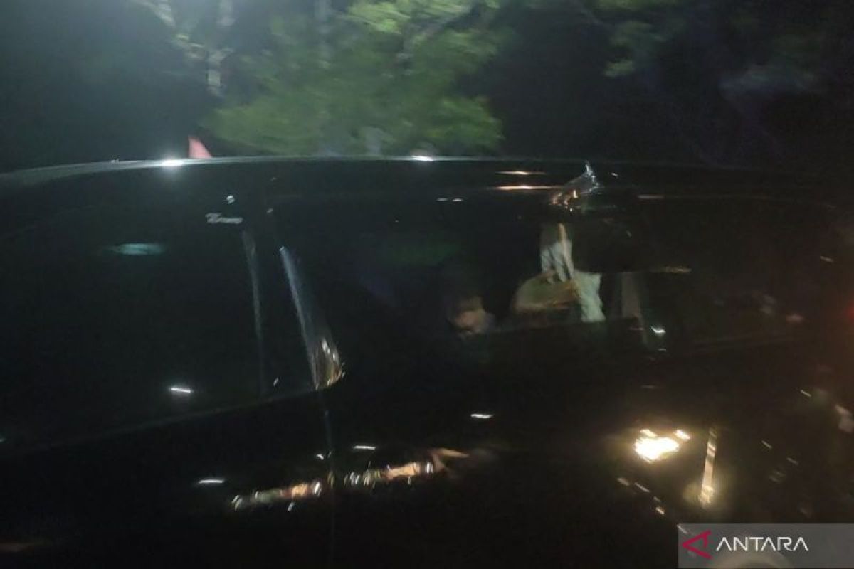Jokowi bagi-bagi baju saat tiba di depan gerbang SHB, Banda Aceh