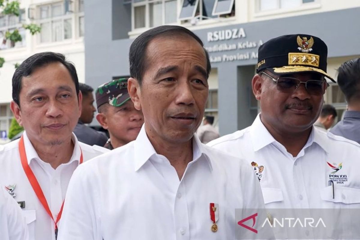 Presiden Jokowi tak jawab soal reshuffle kabinet di IKN, hanya lempar senyum