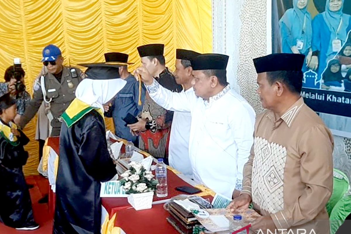 Ketua LPTQ Kabupaten Gorontalo wisuda 99 santri di Tabongo