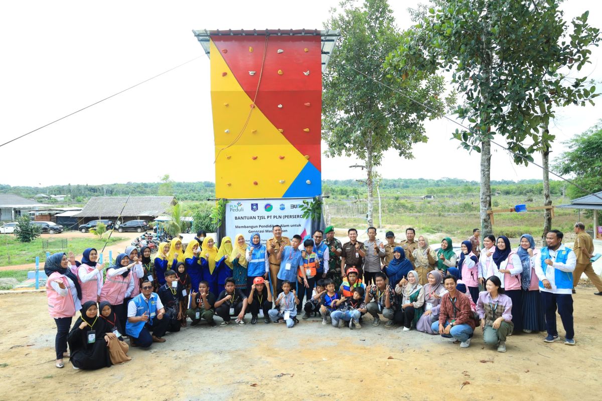 Pj Wako Pangkalpinang resmikan bantuan program pendidikan dari PLN Babel