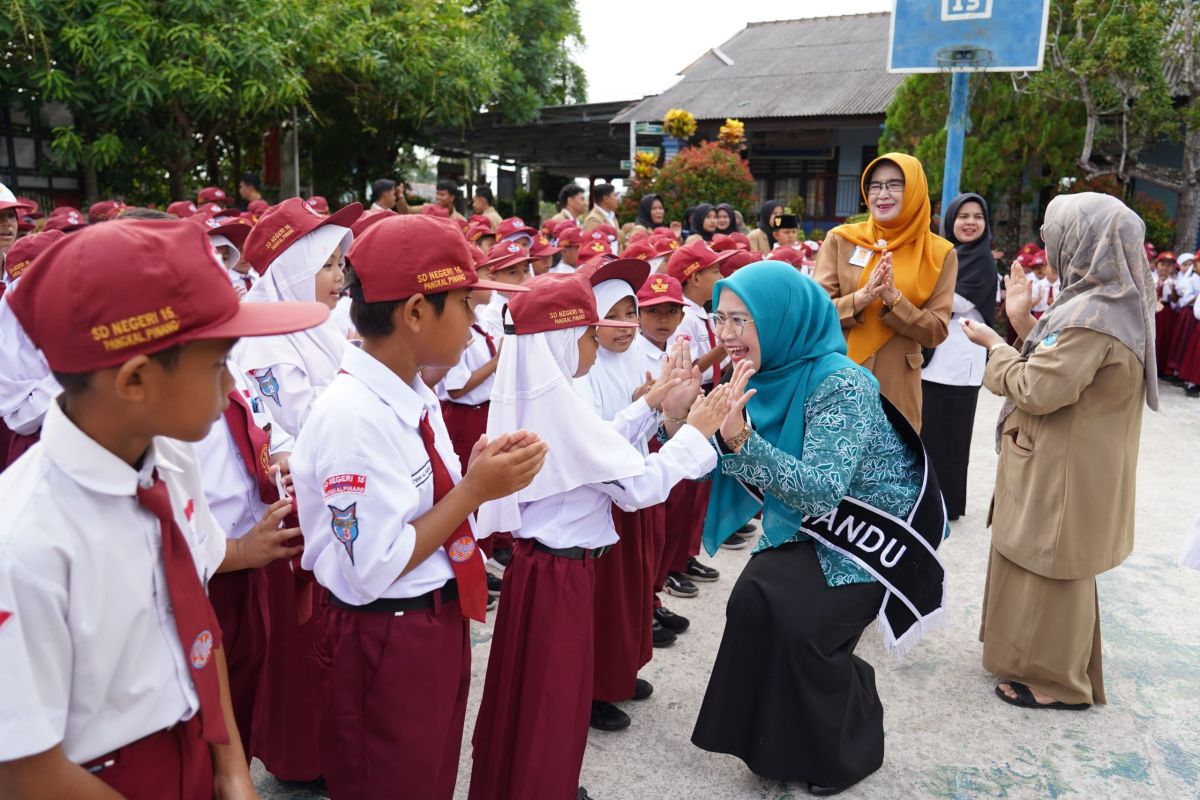 Pj Ketua TP PKK Pangkalpinang tinjau pemberian vaksin HPV
