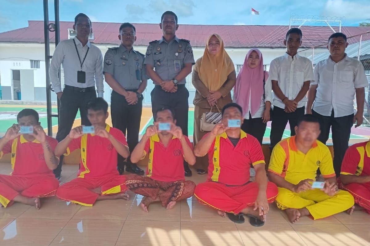 Lapas Labuhan Bilik terima 10 KTP Elektronik untuk warga binaan