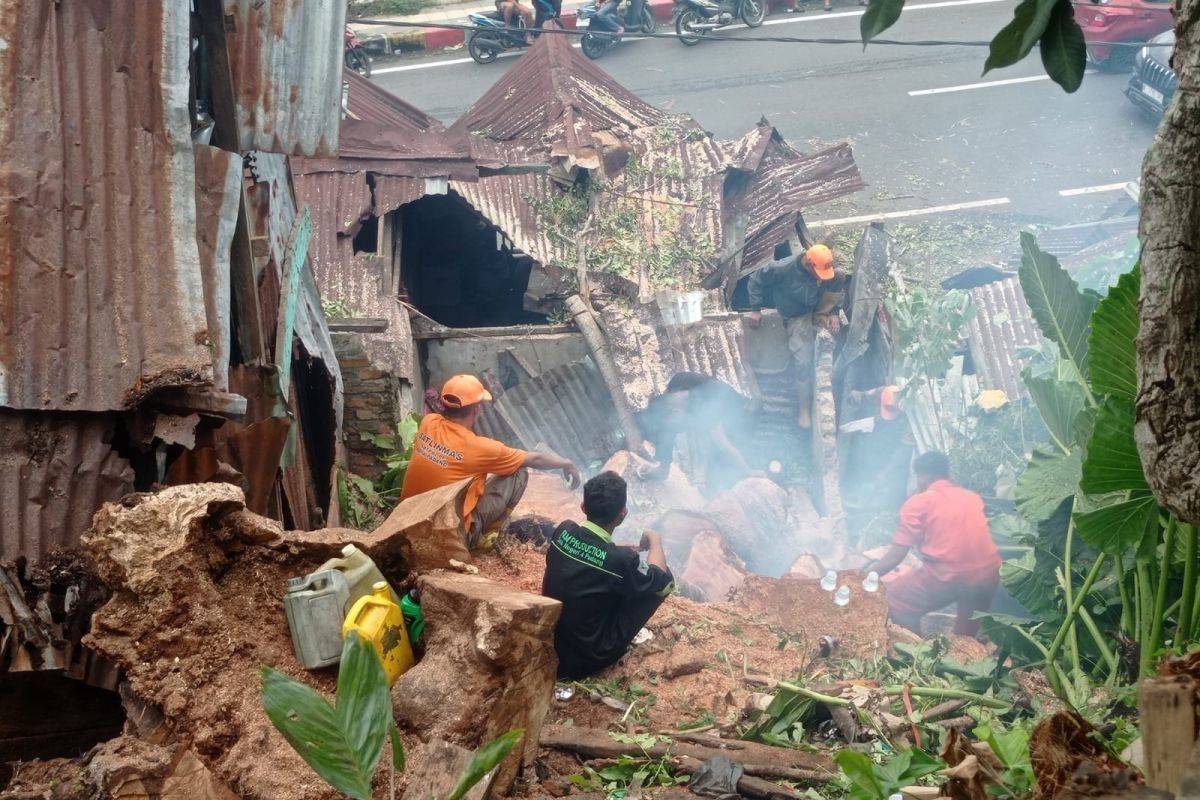 BPBD Padang kerahkan personel tangani bencana tanah ambles dan pohon tumbang