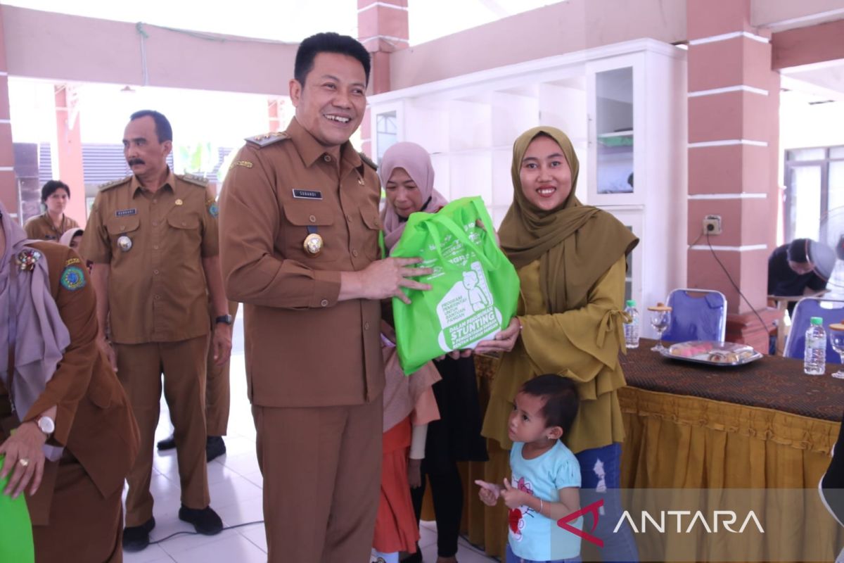 Pemkab Sidoarjo bagikan telur dan ayam cegah stunting
