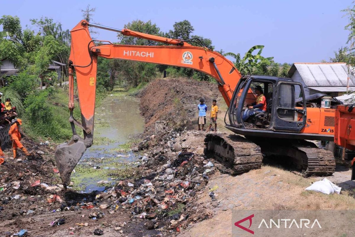 Pemkab Bekasi normalisasi puluhan saluran irigasi cegah kekeringan pada persawahan
