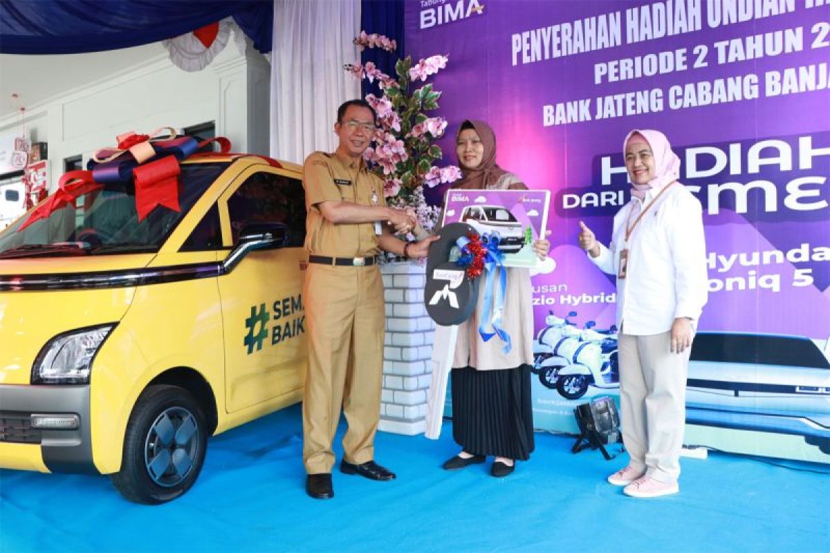 Menang Undian Tabungan Bima, Tri Urip bawa pulang mobil listrik