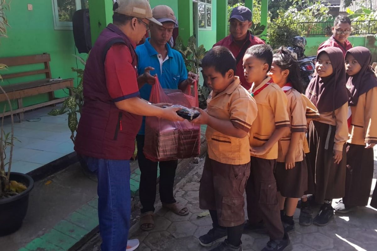 Relawan Gemparr bagikan makan siang gratis untuk pelajar di Nganjuk